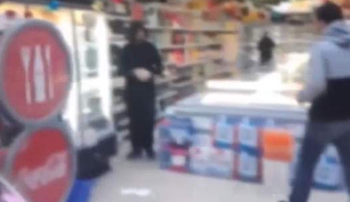 Εισβολή του Ρουβίκωνα σε σούπερ μάρκετ στα Πετράλωνα [βίντεο]