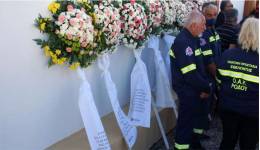 Συγκίνηση στην κηδεία του πυροσβέστη Πέτρου Διακάκη που έχασε τη ζωή του ενώ προσπαθούσε να σώσει αναρριχητές | Photos