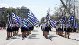 28η Οκτωβρίου στα σχολεία: Πώς επιλέγονται ο σημαιοφόρος και οι παραστάτες για την παρέλαση