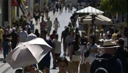 Καιρός σήμερα: Υψηλές θερμοκρασίες αλλά και τοπικές βροχές