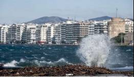 Καιρός σήμερα: Άστατος με σποραδικές βροχές και πτώση θερμοκρασίας στους 32 βαθμούς – Βοριάδες έως 7 μποφόρ