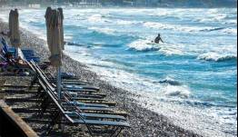 Ξαπλώστρες από 5 έως 340 ευρώ: Ακριβή υπόθεση το μπάνιο τις οργανωμένες παραλίες της Αττικής