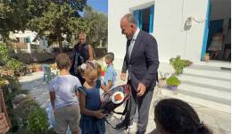 Μια ξεχωριστή ημέρα για την Ψέριμο: Έξι παιδιά στο σχολείο, ελπίδα για το μέλλον του νησιού – Στον Αγιασμό ο Γιάννης Παππάς.